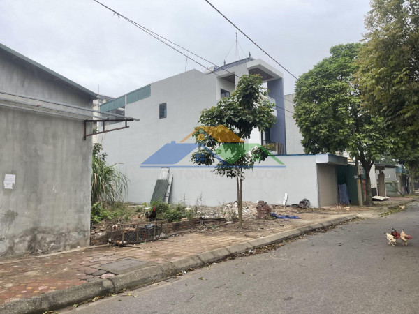 Rẻ nhất thị trường hòa lạc hiện tại.chỉ 2,4 tỷ có ngay lô đất 100m2 full thổ cư,mặt tiền hơn 8m.