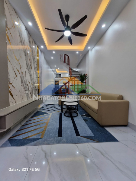 Bán nhà 3 tầng đẹp, ngõ thông thẳng trung tâm quang trung gần...