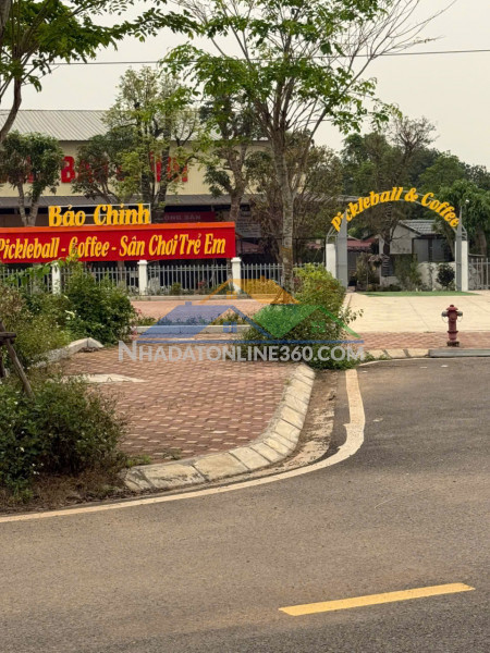 Trục chính sát đất đấu giá hoà lạc làn 2  ql21 giá 3.3 tỷ