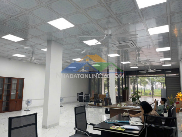 Cho thuê tòa nhà văn phòng 9 tầng - mặt tiền rộng - vỉa hè...