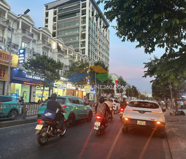 Bán khách sạn ngay emart phan văn trị 5 lầu 13p dts 255m2 khai thác 100tr chỉ 13.9 tỷ.