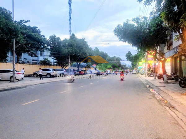 Bán nhà 3 tầng – hẻm 2 mặt tiền dã tượng – gần biển & chợ - oto ra vô thoải mái và???? 11 tỷ 300 triệu