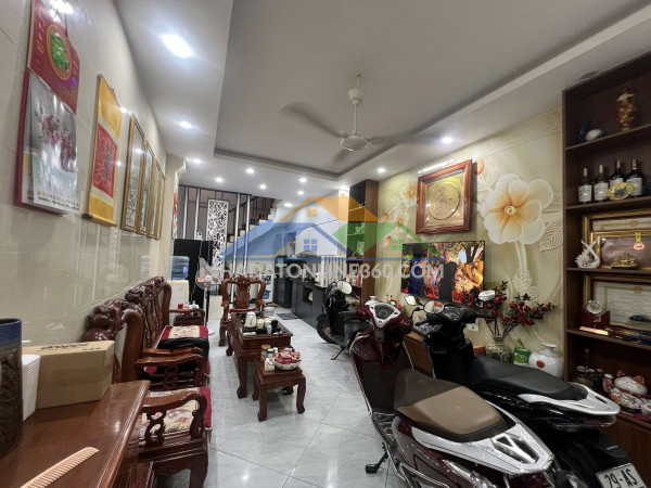 ????siêu phẩm dương quảng hàm????  trung tâm cầu giấy, ngõ thông tứ tung, gần chợ, ô tô đỗ cửa chỉ hơn 12 tỷ