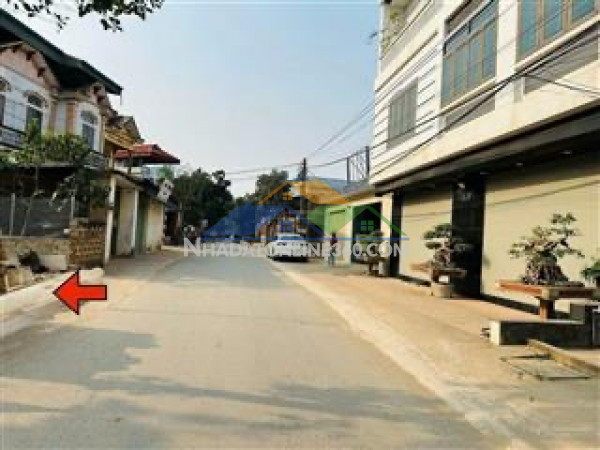 Cần tiền xây nhà bán gấp lô đất 90m2 ngay mặt trục chính tân xã giá 3tỷ5 ôtô đỗ cửa tại hoà lạc sát cổng đại học fpt