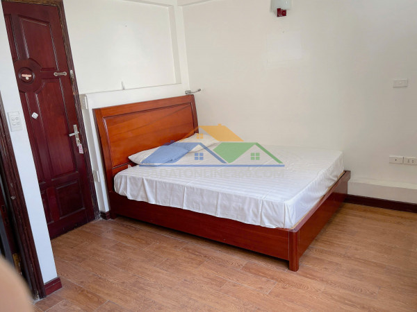 Nhà mình còn 1 căn mặt đường phố mai hắc đế, cách vincom bà triệu 200m, diện tích 20m2