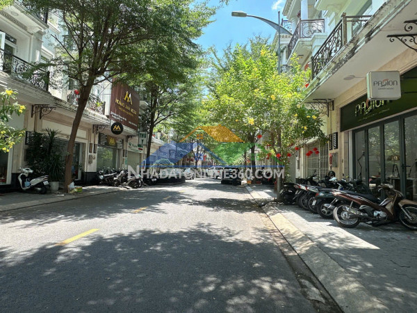 Nhà mặt tiền cityland phan văn trị 100m2 4 tầng mái thái ngang 5m kd tốt có t.máy 24.5 tỷ.