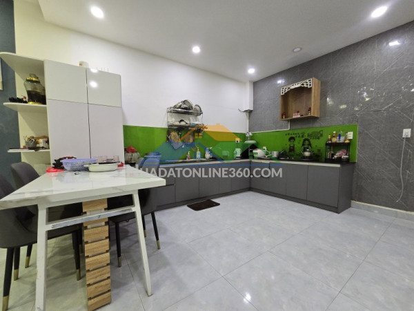 Nhà mặt tiền lỗ giáng 100m2, 2 tầng gần chợ hòa xuân, giá chỉ 6.5 tỷ