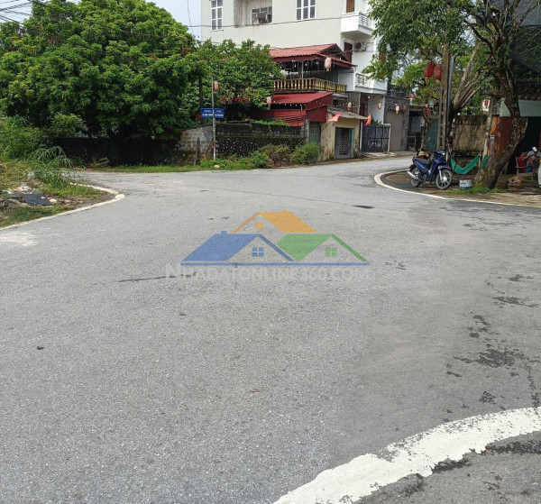 Chính chủ  bán lô đất ngã tư trục chính kd khu phố khang chóng , thị trấn hàng trạm yên thuỷ hoà bình