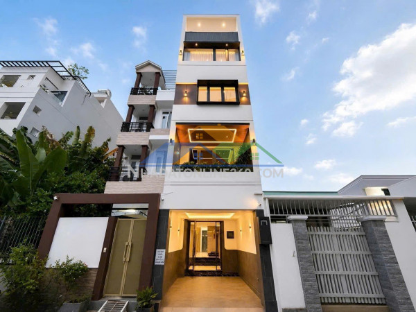 Nhà cạnh vincom, 4x19m, có thang máy, 5 tầng, chỉ hơn 15 tỷ
