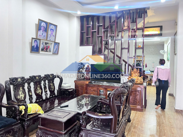 Cần chuyển nhượng tòa căn hộ 7 tầng ngay trung tâm phố khu bàn cờ đường hoa lư - tp nha trang
 - diện tích: 92,4m ngang 8,3m
 - giá bán 19.5 tỷ - lh: