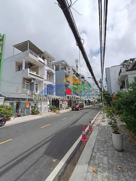 Quận 7, ngay cầu phú mỹ. 4x18m. đường 12m. chỉ 11 tỷ 6. cần bán gấp