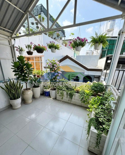**bán nhà hẻm 686 cách mạng tháng 8; tân bình (4*11) 3 tầng nở hậu