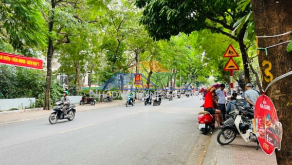 Bán nhà ngọc lâm, vỉa hè, ôtô dừng đỗ ngày đêm, gần bến xe gia lâm, chỉ 11.8 tỷ