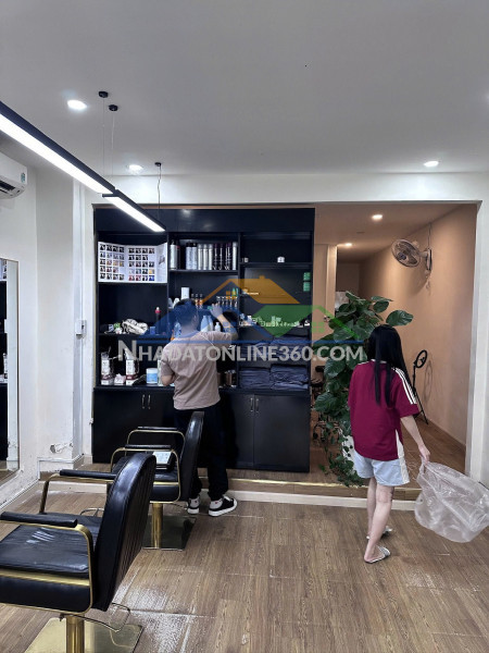 Chính chủ cần sang nhượng toàn bộ salon tóc tại vị trí cực...