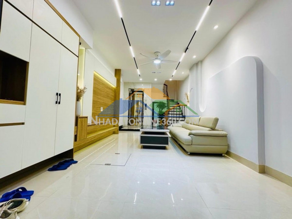 Giảm sốc gần 2 tỷ , chủ bán gấp nhà ngọc thụy nhỉnh 9  tỷ...
