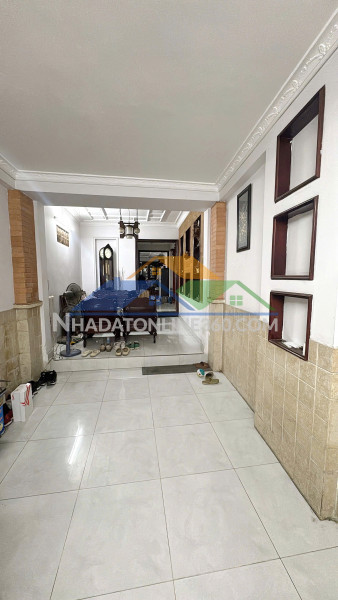 Hạ giá 2 tỷ. cần bán gấp.nhà 4 tầng nở hậu mt ông ích khiêm...