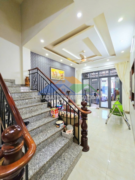 Bán nhà mặt phố đường 827, phường phú hữu,  q.9, thủ đức, tp hcm. dt  64m2, 4 tầng, shr. giá - 7.85  tỷ.