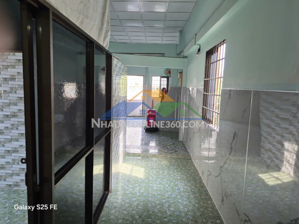 Cho thuê nguyên lầu 3 phía trước+ sân thượng 150m2 + nội thất mặt tiền 86b hùng vương, p.9, q.