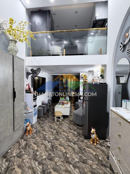 Phố nguyên hồng - thang máy xịn - ngõ thông ba gác tránh - nhà đẹp ở luôn - sân chơi rộng - full tiện ích. giá nhỉnh 10 tỷ