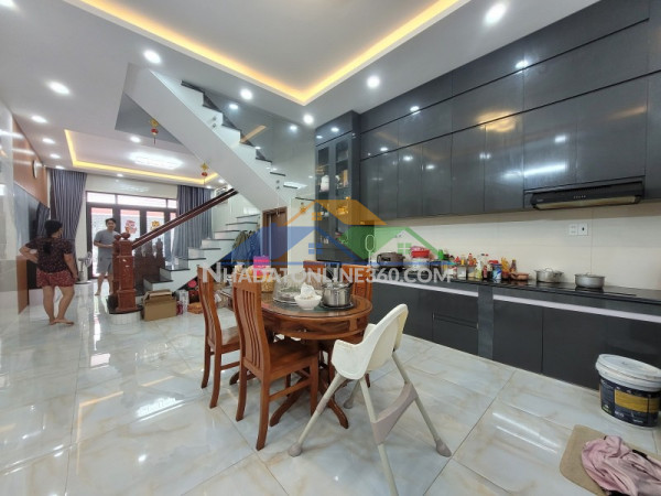 Bán nhà 3 tầng đường số 8, linh trung, thủ đức, tp hcm. dt 106m2, sổ hồng riêng, giá 7.5 tỷ.