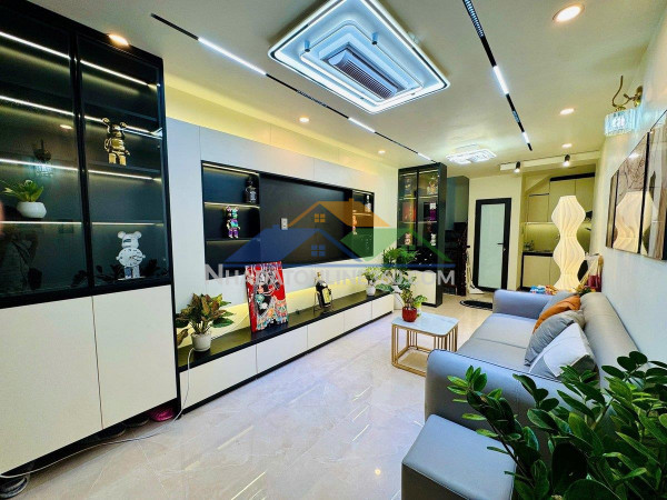 Nhà 30m - trung tâm quận hai bà trưng- sát phố cổ - chỉ 150m ra mặt phố trần khát chân - 5 tầng 3 ngủ - full nội thất đẹp long lanh. giá 7,9 tỷ