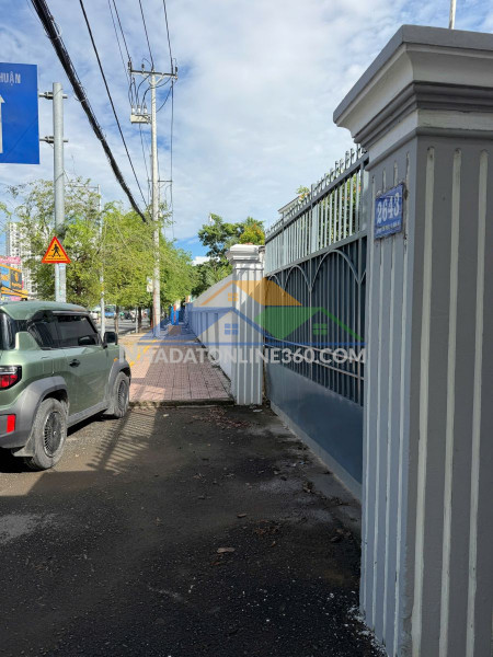 Cần bán nhà 1 trệt 2 lầu đường bờ đê ông cốm, xã mỹ yên, huyện bến lức, long an