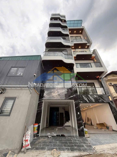 Nhà view hồ - bát khối-long biên - ga ra 2 ô tô-thang máy-7tầng...