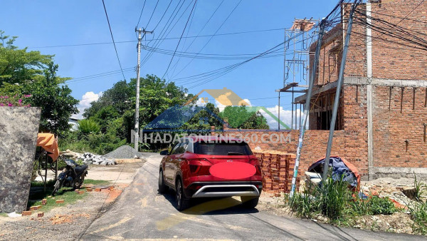Đất dân cắt tại xã diên toàn , cách chợ đông dinh và trường tiểu học diên toàn chỉ 150m.