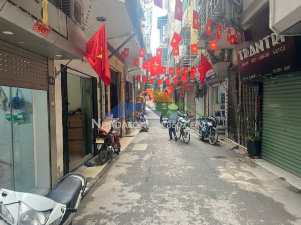 Phải thật nhanh thì may ra mới còn - cách mặt phố tôn đức...