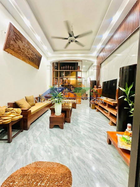 Bán nhà chân cầm, 45m2, 6 tầng, mặt tiền 8.5m, giá 34.5 tỉ, phù hợp làm homestay
