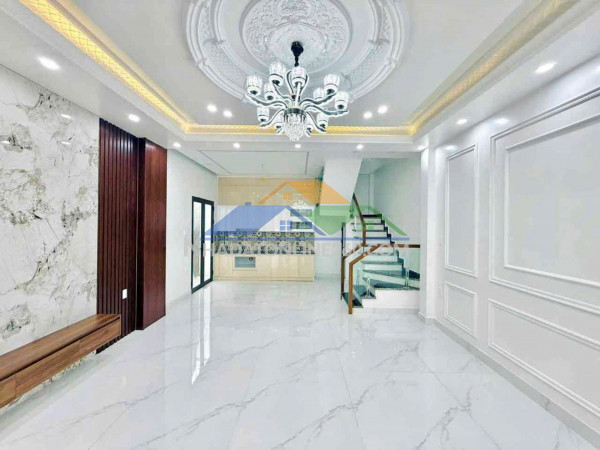 Siêu phẩm thiên lôi  nhà mới xây đọc lập 3 mặt thoáng, cạnh chợ đôn buôn bân sầm uất, nhà nở hậu rất đẹp