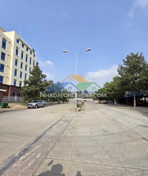 Bán nhà 3 tầng,đường 32m kế vincom dĩ an,shr,ngay ngã tư 550