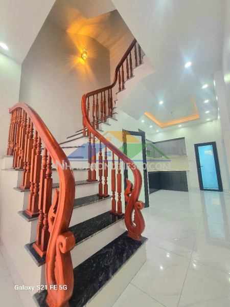 Bán nhà kì bá, 3 tầng mới đẹp, giá nhỉnh 2 tỷ