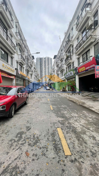 Chủ cần bán căn 84 m2 shophouse sông hồng - gia lâm, giá 21.8 tỷ, lh 0985865658