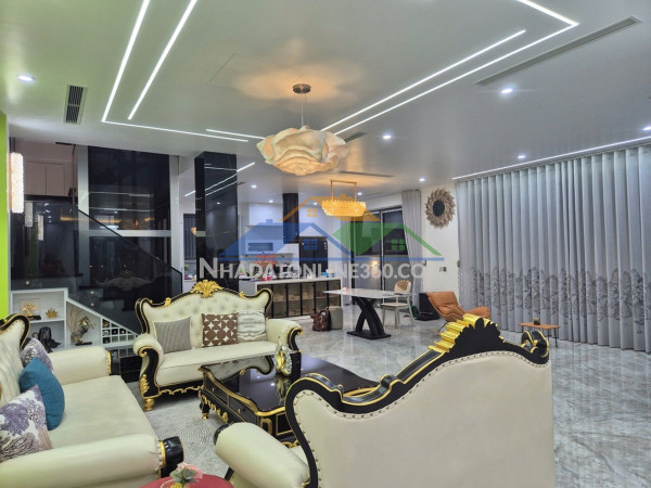 Mặt phố hoa động - 100m² x 3 tầng, vị trí đẹp, kinh doanh sầm uất.