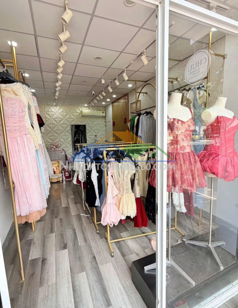 Sang gấp shop quần áo – vào bán ngay địa chỉ: số 388, đường...