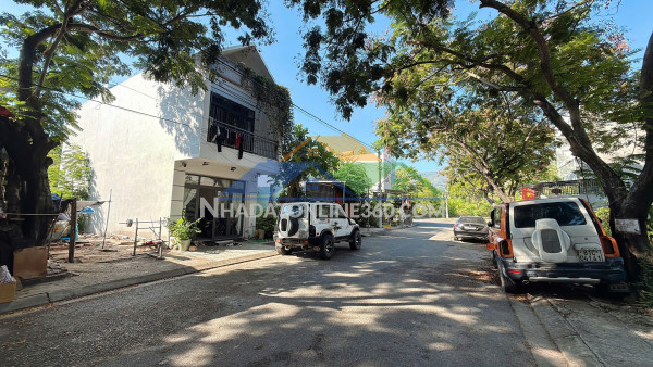 Bán nhà tái định cư đất lành, đường nhựa 13m, đổ 2 lầu, 3 giếng trời. có cây xanh trong nhà.