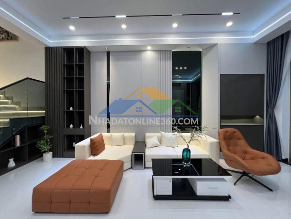 **bán nhà hxh cách mạng tháng 8** p.5 tân bình (4,5*10m) 3 tầng