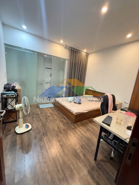 Bán nhà hoàng cầu nhỉnh 13 tỷ, nhà dân xây, gần ô tô, ở ngay