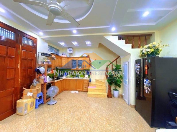 Bán nhà hoàng cầu nhỉnh 13 tỷ, gần ô tô, nhà dân xây tâm huyết
