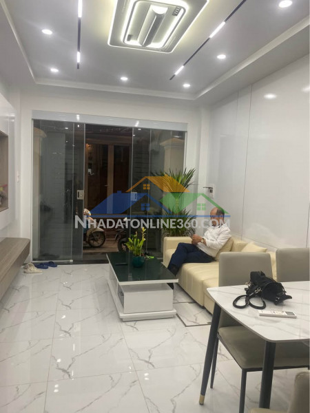 Bàn nhà phố hoàng hoa thám ,gần hồ tây lộng gió .