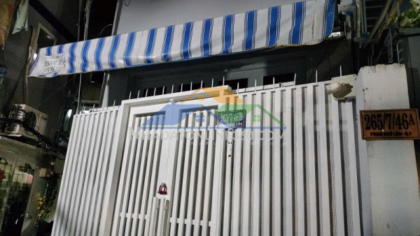 Cho thuê nhà mới 3 mặt tiền: 1 trệt 2 lầu + sân thượng, dtsd: 105m2, 2pn, full nội thất, p.bến thành, q.1