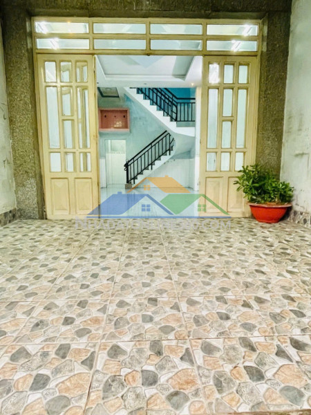 Nhà 3 phòng ngủ, phù hợp gia đình cần không gian riêng.ngay hương lộ2,gần bệnh viện bình tân.chỉ 5ty xíu xiu.
