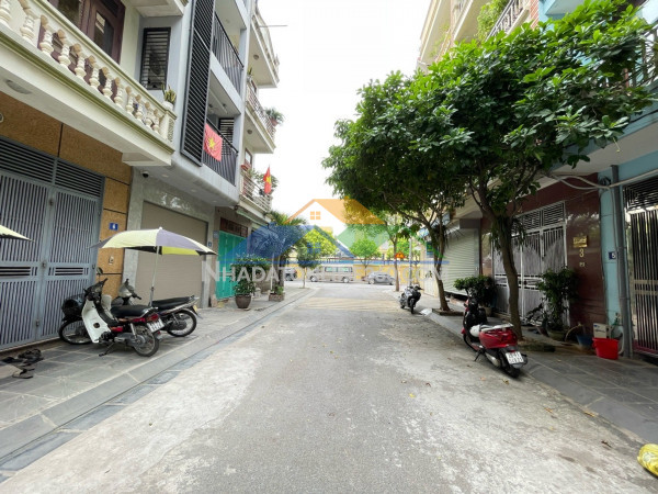 Bán nhà việt hưng 45m2- 5 tầng- vỉa hè, ô tô tránh đỗ- hơn 10...