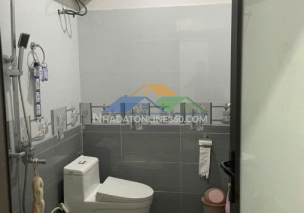 Chính chủ về quê sống cùng gia đình nên cần bán nhà 3 tầng...