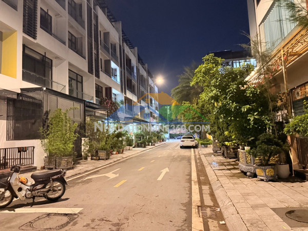 Bán nhà việt hưng 150m2- 5 tầng mặt phố, vỉa hè rộng- 3 thoáng- 3x tỷ