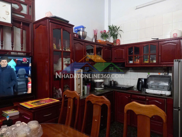 Bán nhà 3 tầng tâm huyết hẻm nguyễn thiện thuật chợ đêm , p.lộc thọ - nha trang 
dt: 52m nở hậu đẹp 
- 
giá bán: 8,5tỷ - lh : 0905.724.084 ngọc bích