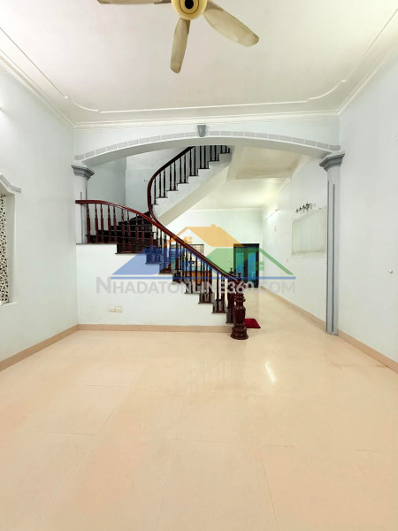 Bán đất việt hưng 130m2- mặt phố, ngã tư đường- vị trí đắc điạ- 50 tỷ
