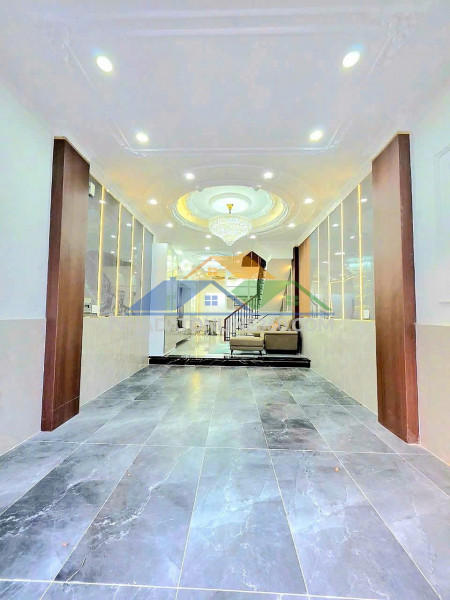 Nhà tân cổ điển, tặng nội thất cao cấp, xe hơi đậu trong nhà