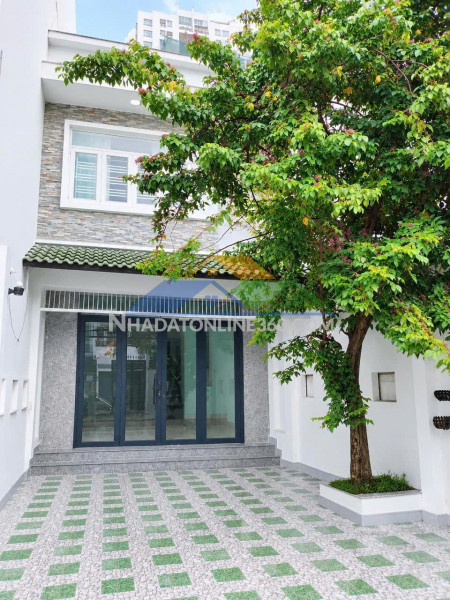 Cho thuê nhà 5x25m, 4 phòng ngủ, hẻm xe hơi lê văn lương, có sân...